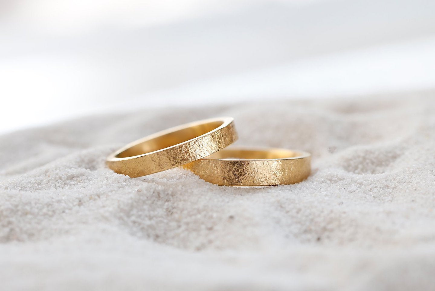 Trauringe SAND in Geldgold von Michaela Binder, handfertige Oberflächenstrukturen, die jeden Ring zu einem Unikat machen.