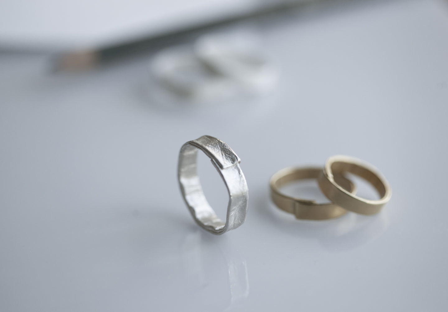 Trauringe WUNSCHZETTEL von Heike Hattendorff. Modelle in Gold und Silber erhältlich.