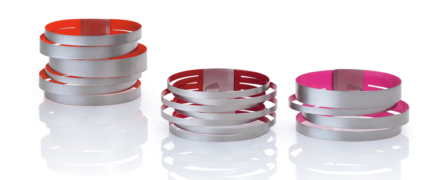 Armschmuck 'stripes' Silber und Lack von Claudia Hoppe
