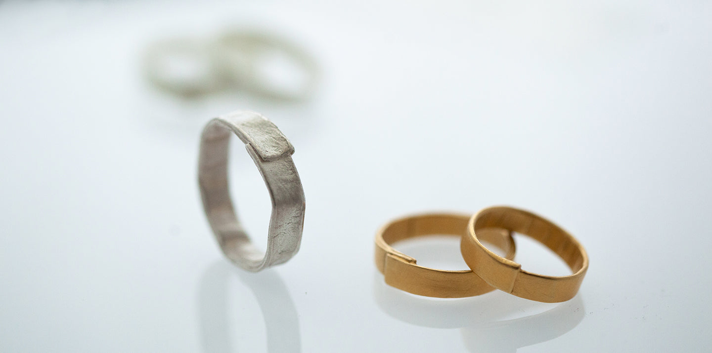 Eheringe 'Wunschzettel' in Gold und Silber - aus Papier geformt und gegossen von Heike Hattendorff