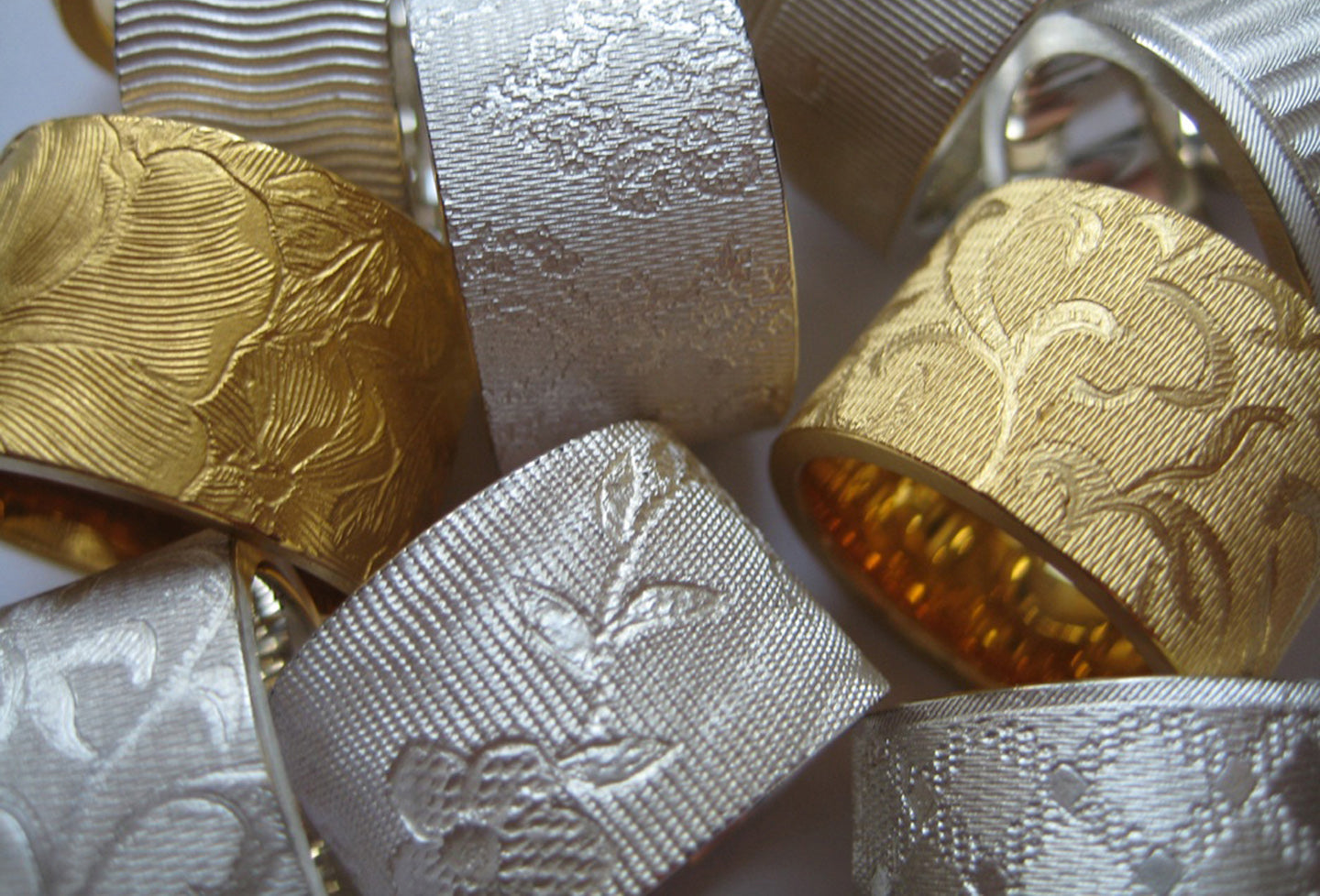 Strukturringe, Silber, Silber goldplattiert von Tanja Niedermann