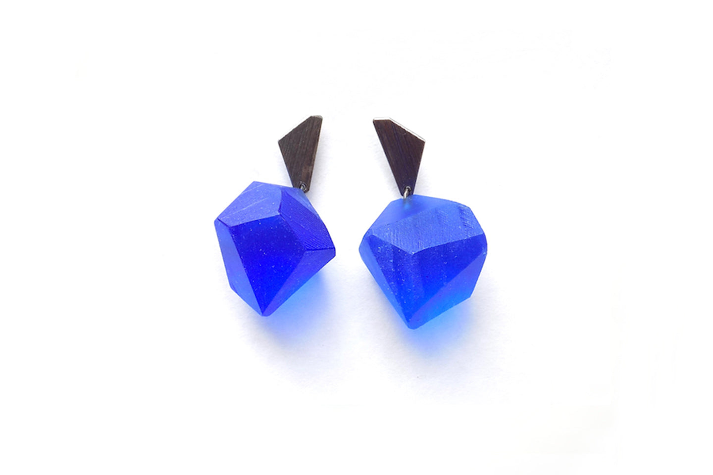 Ohrschmuck blauer Kunstharz und geschwärztes Silber von Yoko Shimizu