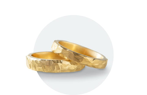 Zwei Eheringe von der Berliner Goldschmiedin Michaela Binder
