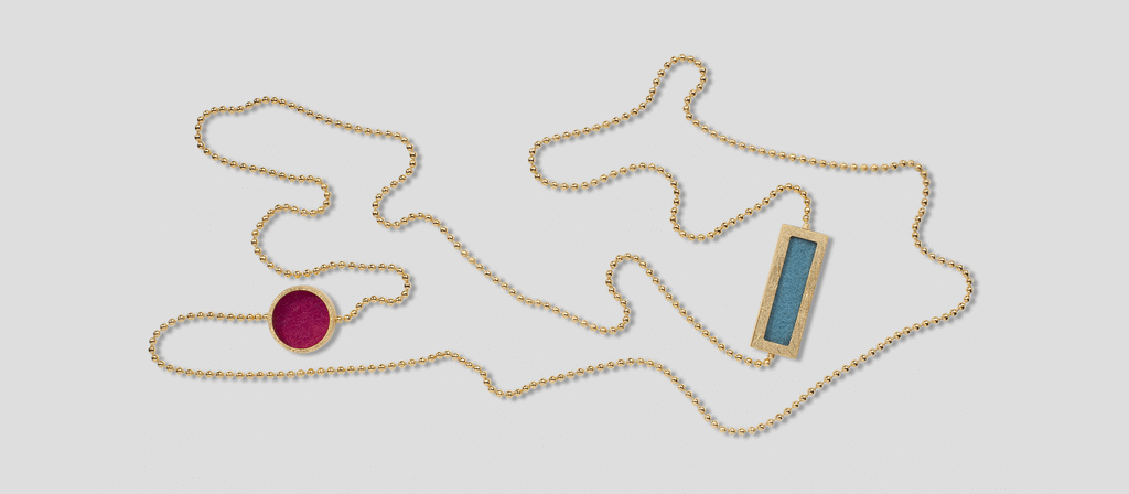 Vergoldete Halskette mit zwei Wechselfilzen - einer rund und einer rechteckig - Goldschmiedekunst entworfen von Michaela Binder