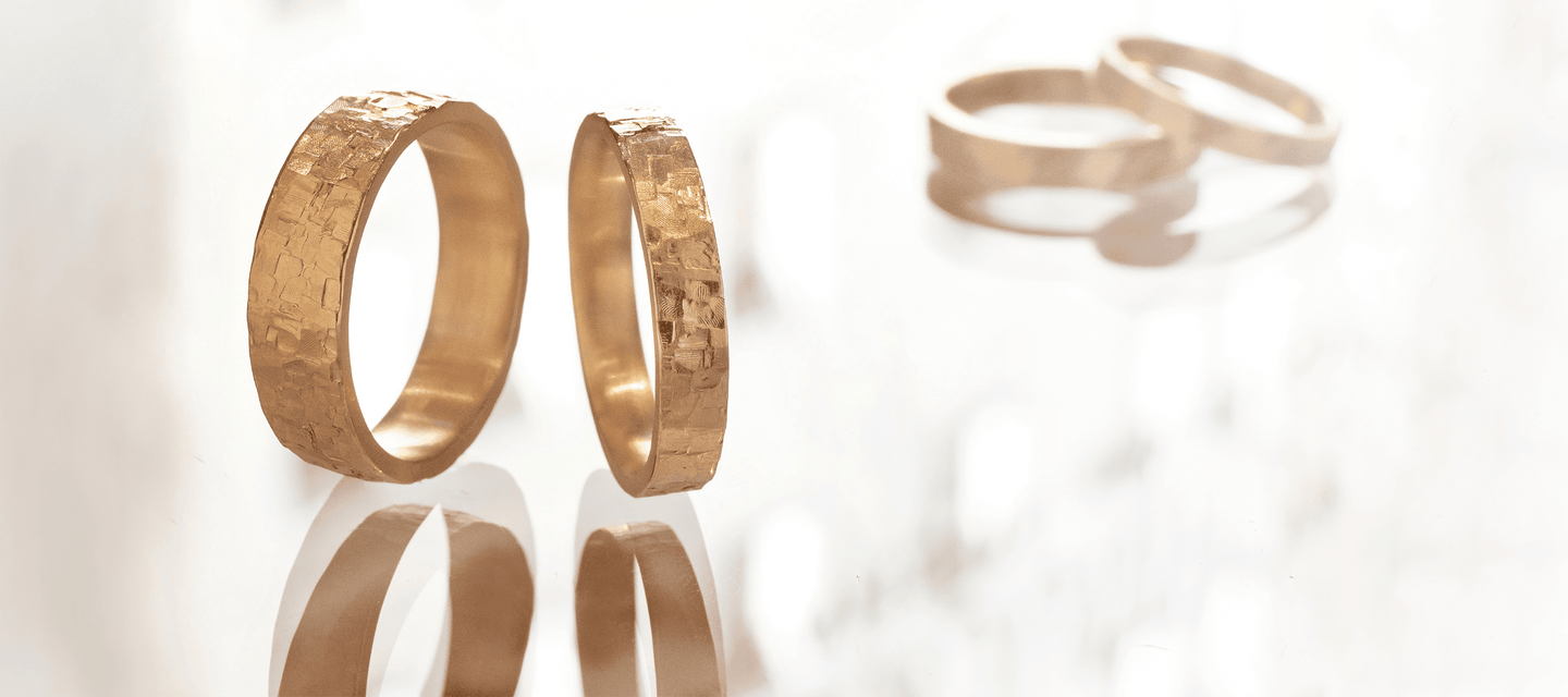 Goldringe mit Struktur, Eheringe, Freundschaftsringe oder Trauringe in jedem Fall Ringe fürs Leben 