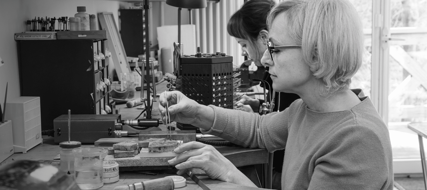 Schmuckherstellung in der Goldschmiedewerkstatt 