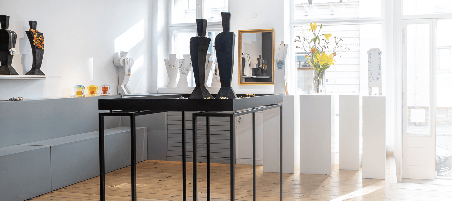 Lichtdurchfluteter Galerieraum mit Schmuckvitrinen 