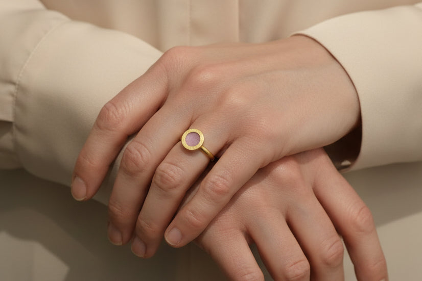 Feiner goldplattierter Ring mit rundem Ringkopf an Hand mit einem hell-lila Farbinlay aus Filz zum Auswechseln