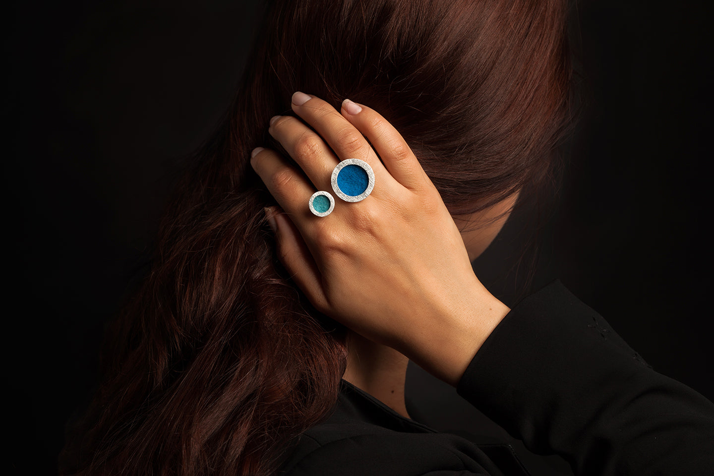 Doppelring an Hand mit Silber und Filz von Michaela Binder